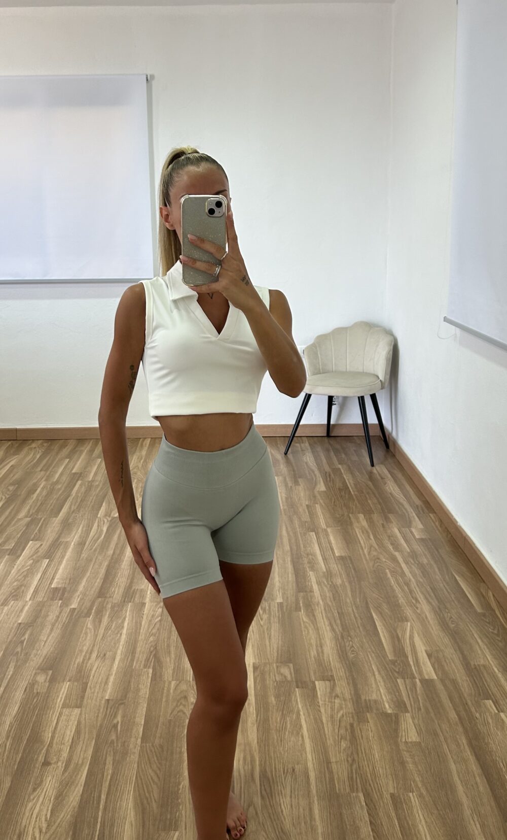 Short deportivos grises