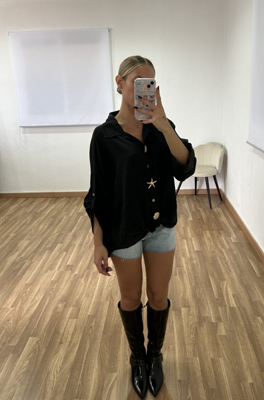 CAMISA NEGRA BROCHES