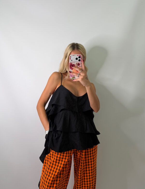 BLUSA VOLANTES NEGRA